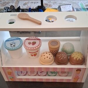 WOODEN ICE CREAM STAND
